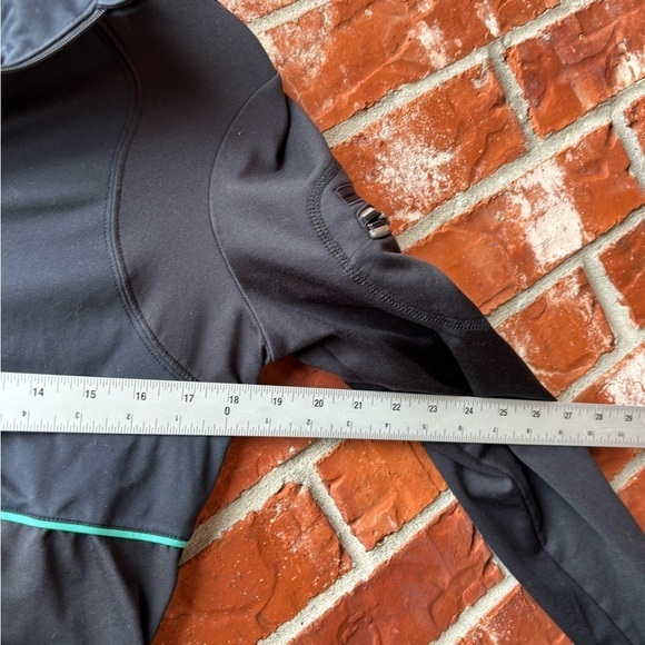 Athleta Medium Black Gray Full Zip Reflective Active Running Jacket Thumbholes - Picture 8 of 10